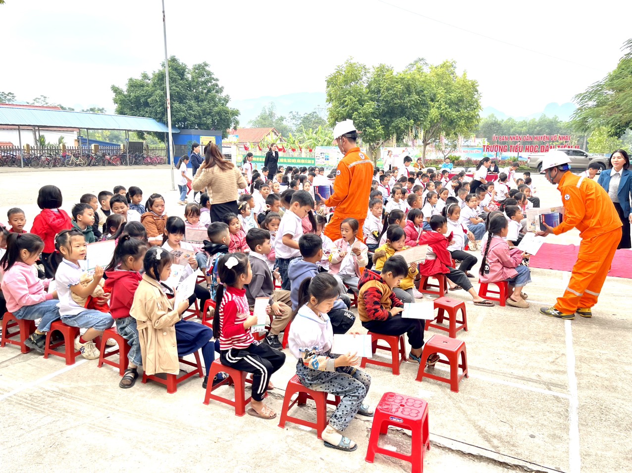 Điện lực Võ Nhai tăng cường tuyên truyền an toàn, tiết kiệm điện  tại Trường Tiểu học Dân Tiến II